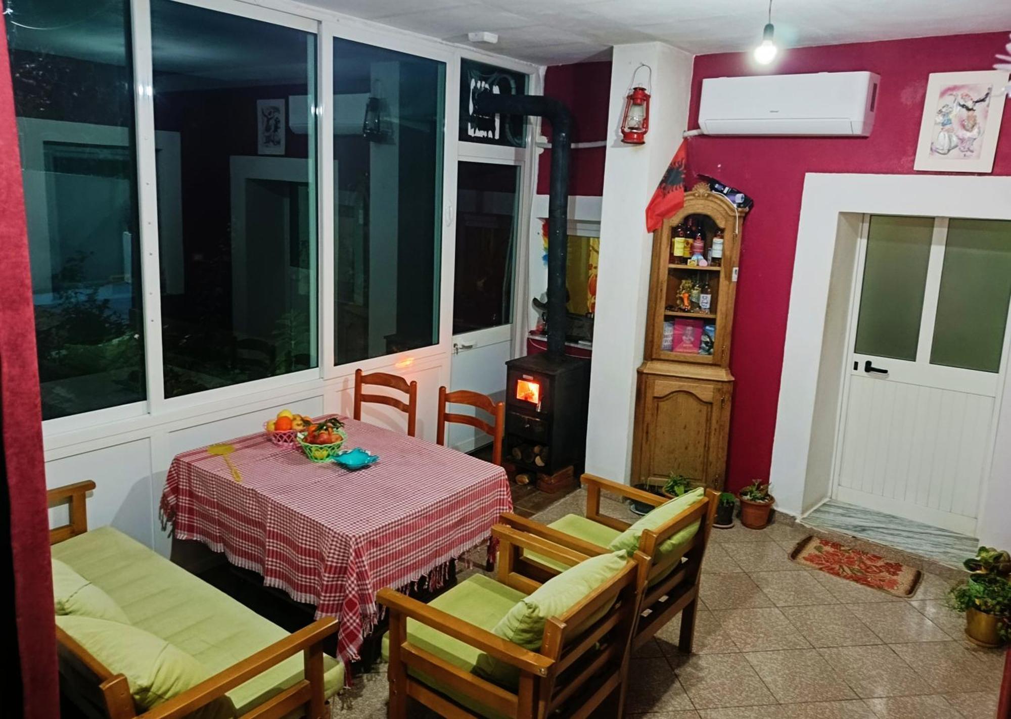 Superpanorama Guesthouse Kukes Exterior foto