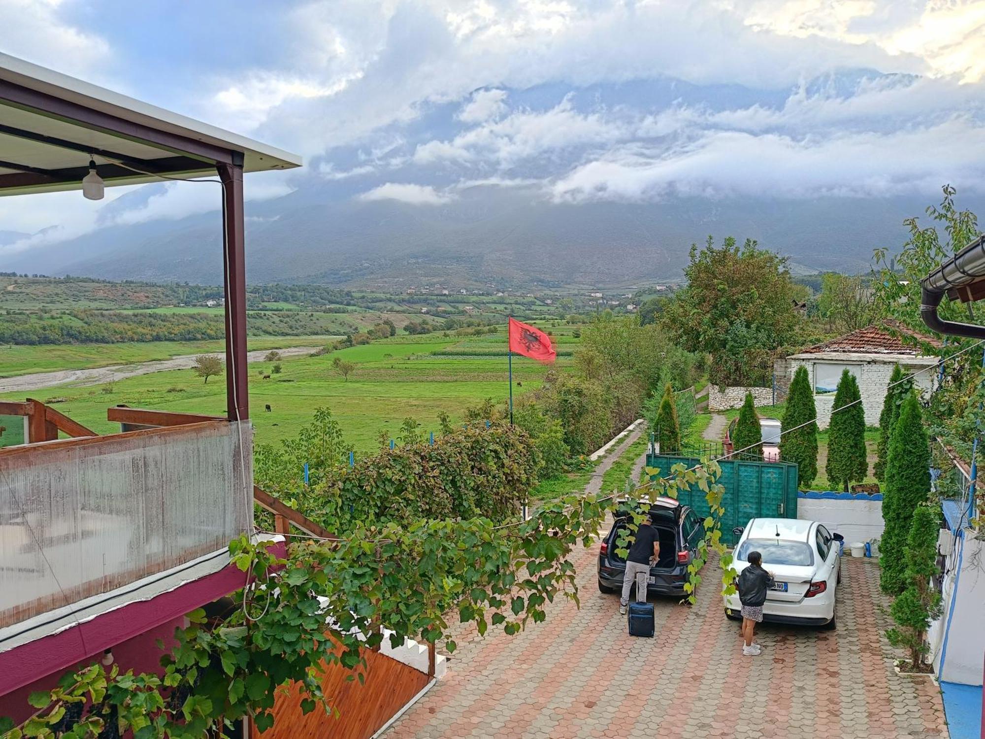 Superpanorama Guesthouse Kukes Exterior foto