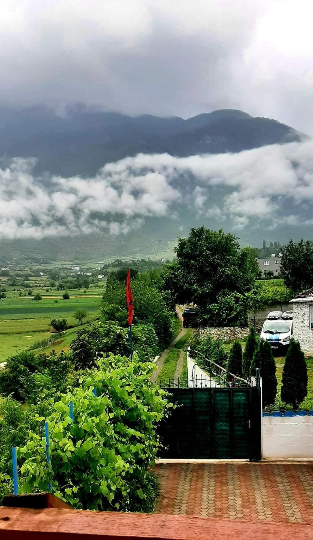 Superpanorama Guesthouse Kukes Exterior foto